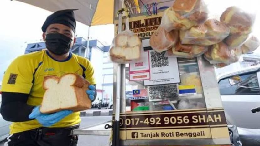 Penjual roti benggali di Perlis ini bertanjak, mahu pelihara busana Melayu Penjual roti benggali di Perlis ini bertanjak, mahu pelihara busana Melayu