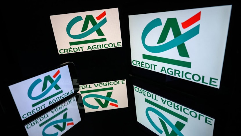 Bank robbers in Italy hold 25 people hostage