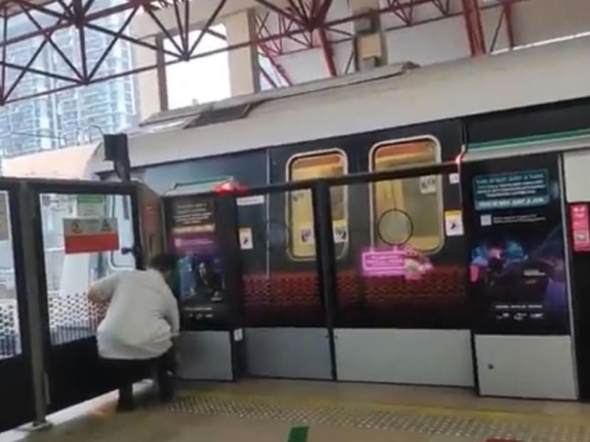 Screenshot showing an SMRT staff fixing platform screen doors at Jurong East MRT Station on Feb 1, 2023, after a commuter allegedly prevented it from closing. 