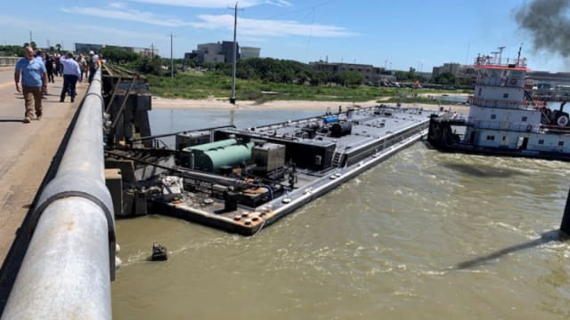美国得州载油驳船撞桥后漏油 道路关闭