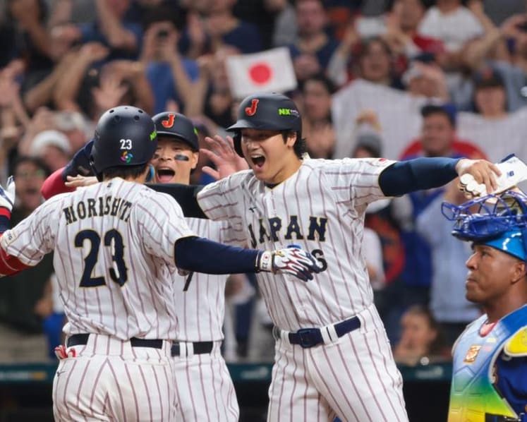 Baseball-Venezuela stun Japan to reach WBC semi-finals, Italy eliminate Puerto Rico