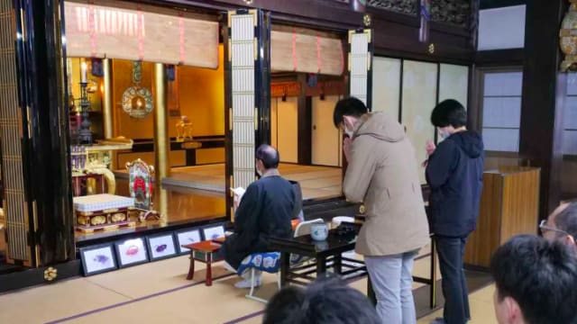 日本制药公司为研发中牺牲的昆虫举行祭祀