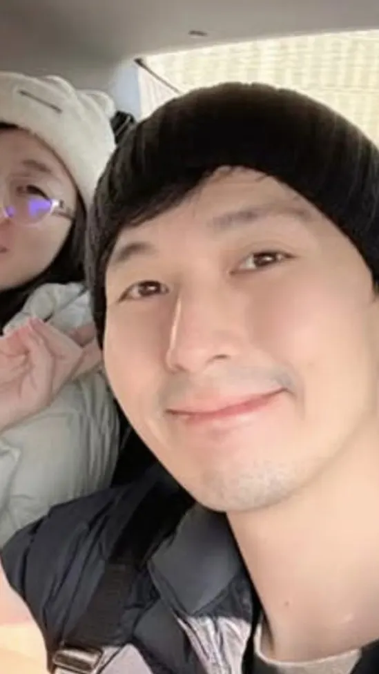 严爵喜迎前世情人！爱妻平安产女，首晒正脸照温馨告白