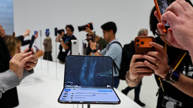 苹果公司推出首款折叠手机iPhone Duo