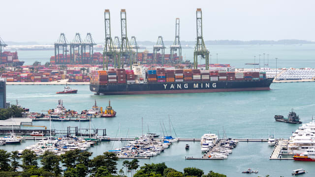 巴西班让码头集装箱船失火 灭火行动仍在进行中