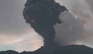 Gunung Marapi meletus, sembur abu setinggi 600 meter