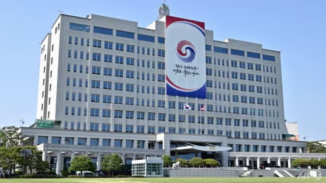 韩国国防部大楼外两警员被刺 77岁老翁被捕