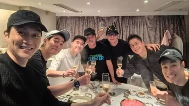 张智霖、陈小春等“大湾仔哥哥”提前吃团圆饭，他戴墨镜没被认出！