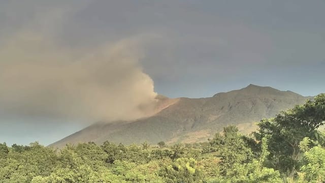 菲律宾坎拉翁火山喷发 当局吁疏散周围居民