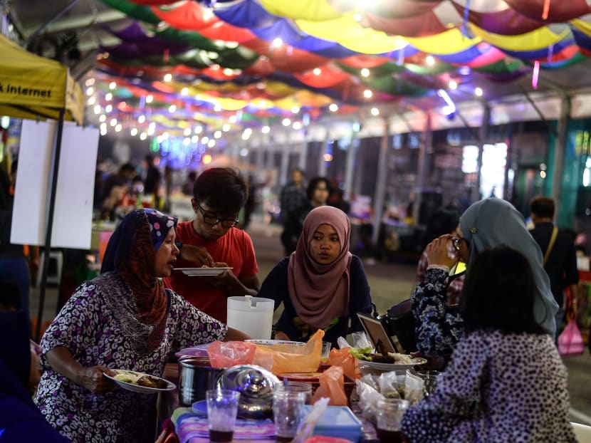 Malaysian Muslims break their fast on the first day of the holy Islamic month of Ramadan in Kuala Lumpur on June 6, 2016. Photo: AFP