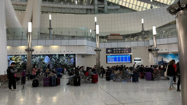 高铁香港段重开 八旬老妇探曾孙：“渴望到眼都蒙