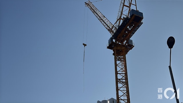 港工地吊运瓶坠落 砸中工人一死二伤
