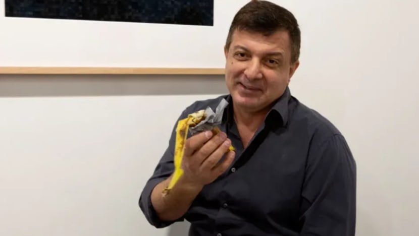 Artis makan pisang karya seni bernilai AS$120,000 Artis makan pisang karya seni bernilai AS$120,000
