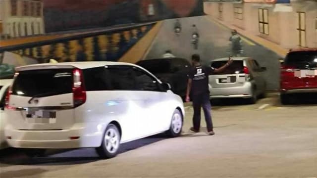 在马六甲旅游区非法收停车费 五男女被逮捕