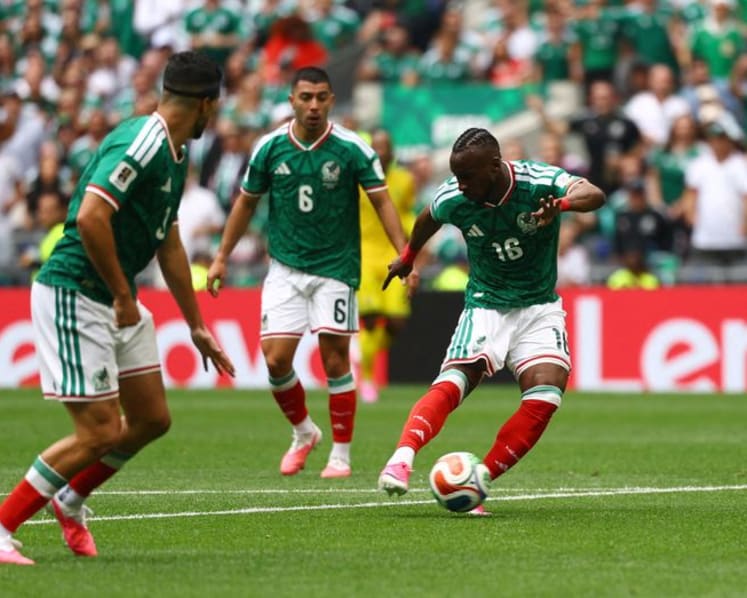 Quinones and Jimenez fire Mexico to opening World Cup win over nine-man South Africa