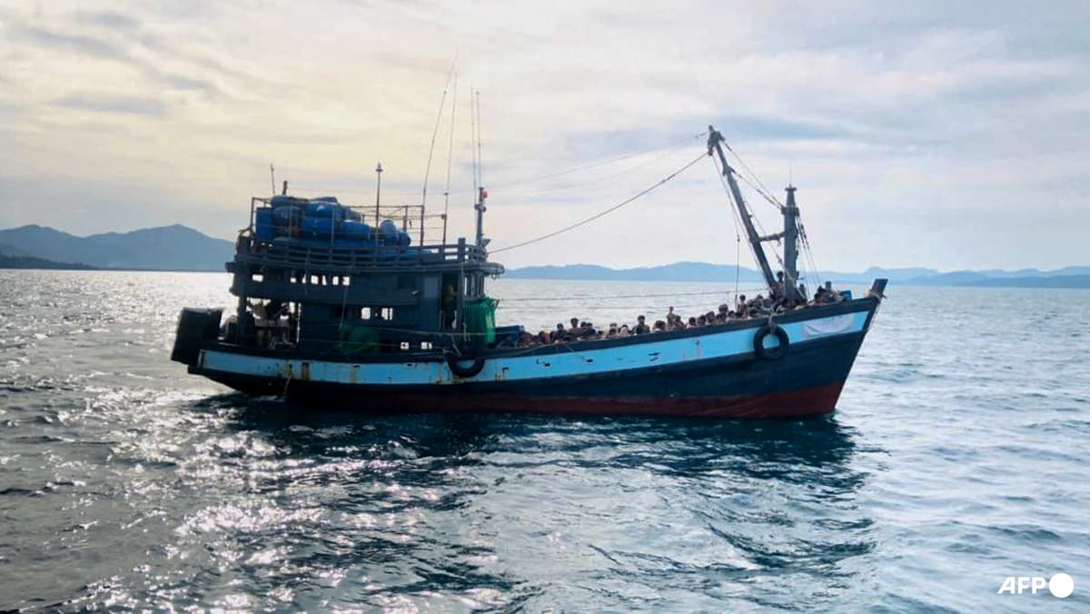 Migrant vessel sinks off Malaysia-Thailand border, hundreds missing Migrant vessel sinks off Malaysia-Thailand border, hundreds missing