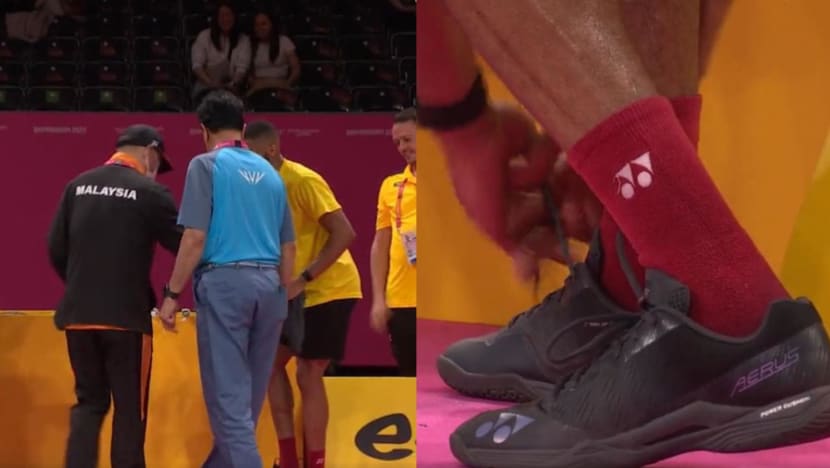 Malaysia's badminton coach Hendrawan lends shoes to rival player during match at 2022 Commonwealth Games Malaysia's badminton coach Hendrawan lends shoes to rival player during match at 2022 Commonwealth Games