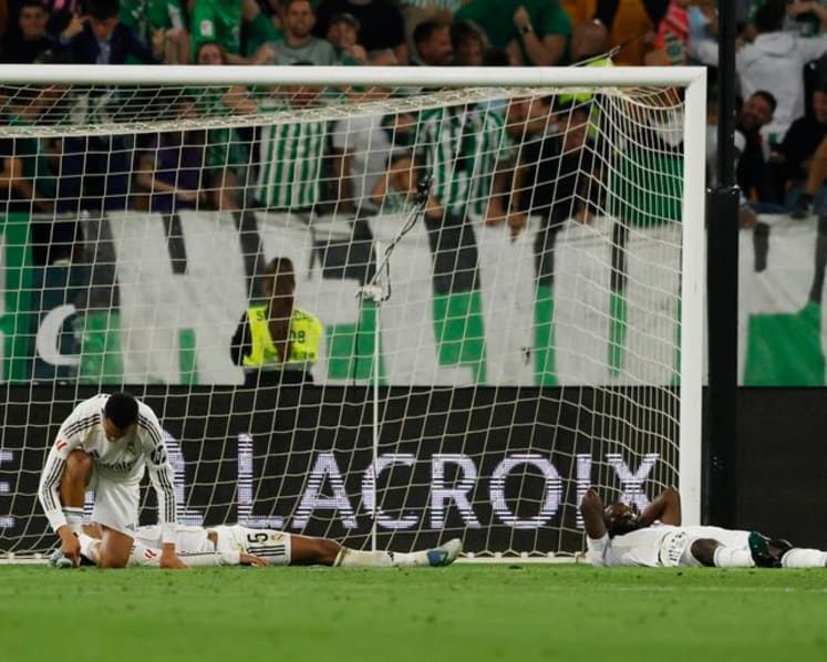 Bellerin's stoppage-time strike dents Real Madrid's fading title bid