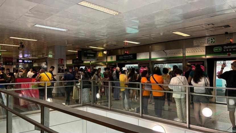 Services on East-West Line resume after stalled train causes delays Services on East-West Line resume after stalled train causes delays