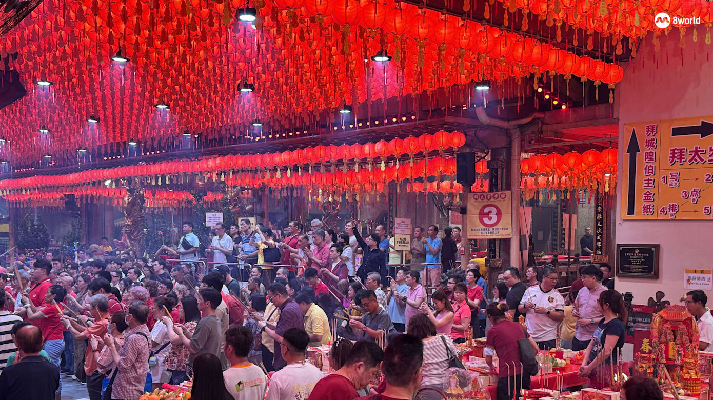 今天（25日）适逢大年初九，福建人一般会在午夜开始庆祝天公诞。尽管初八（24日）晚间下起大雨，但仍无阻信众在半夜前往庙宇祭拜。（图：陈思璇）