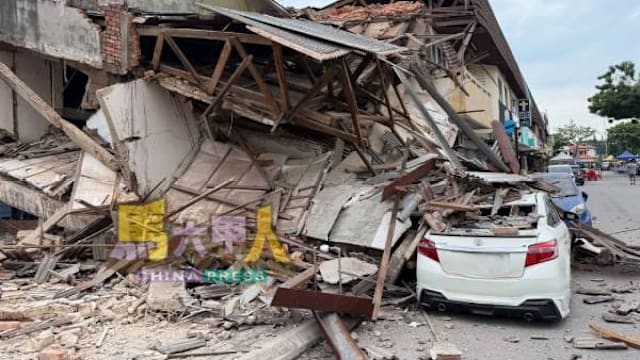 马六甲旧店屋突坍塌 现场传巨响压毁两车
