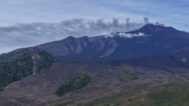 意大利埃特纳火山持续喷发 卡塔尼亚机场连续三天暂停服务