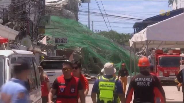 菲律宾一施工建筑倒塌 约20人疑被困正搜救