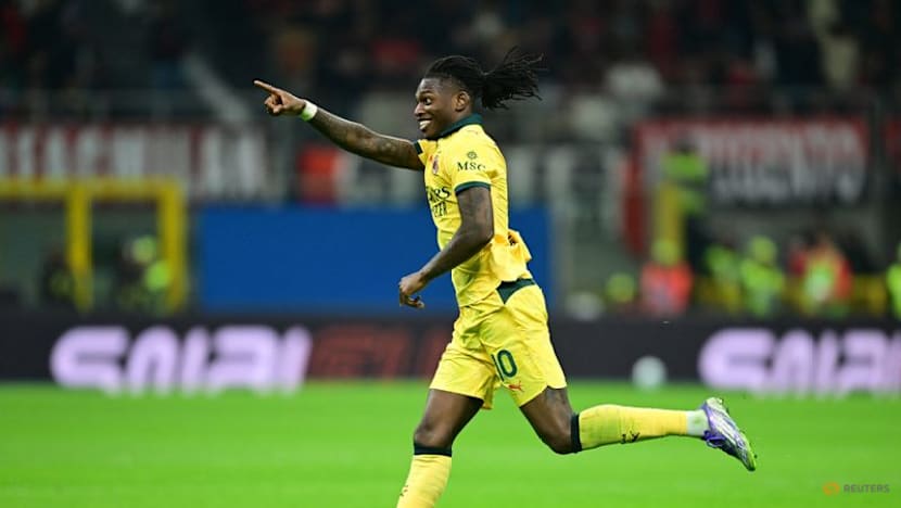 Leao double sends Milan top with 2-1 win over Fiorentina