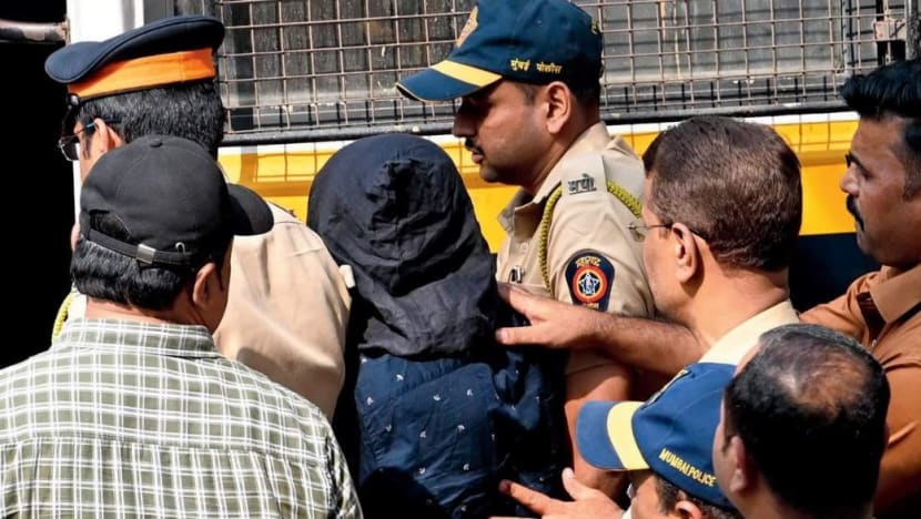 Polis tahan suspek serang bintang Bollywood Saif Ali Khan Polis tahan suspek serang bintang Bollywood Saif Ali Khan