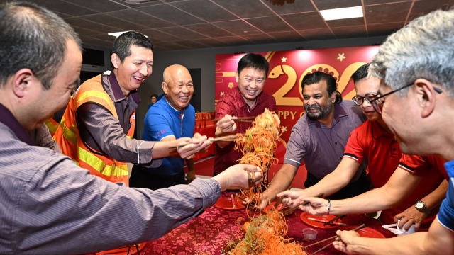 徐芳达向交通服务员拜年 表达谢意分享佳节喜悦