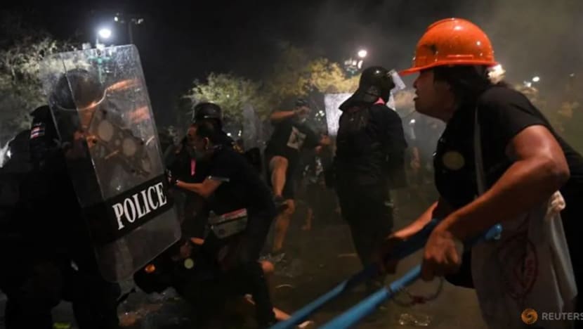 Lebih 30 penunjuk perasaan, anggota polis cedera susuli bantahan ganas di Bangkok Lebih 30 penunjuk perasaan, anggota polis cedera susuli bantahan ganas di Bangkok