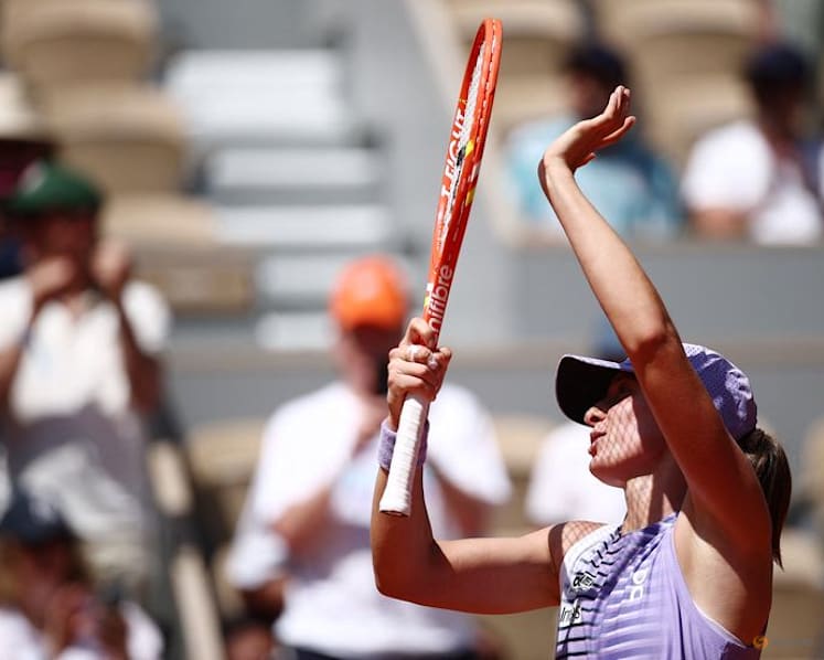 Swiatek on one-way street to second round in Paris