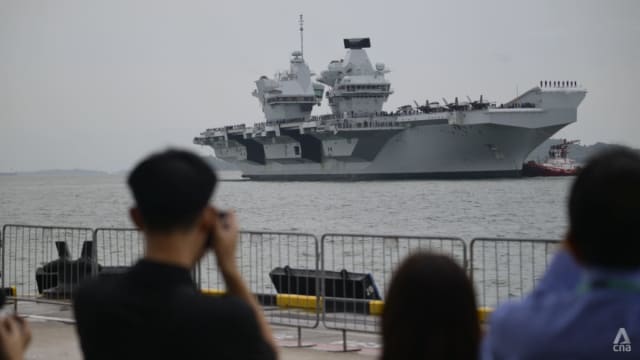 英航母“威尔斯亲王号” 停靠新加坡滨海湾游轮中心