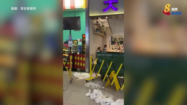 实龙岗NEX发生漏水事故 受影响店外铺满厕纸吸水