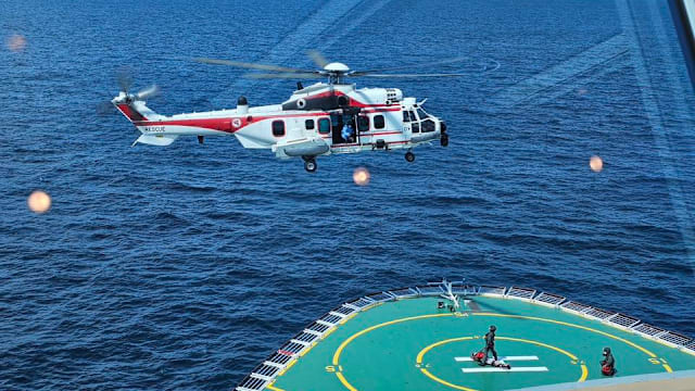 游轮乘客感需紧急送医 我国空军出动救援直升机支援