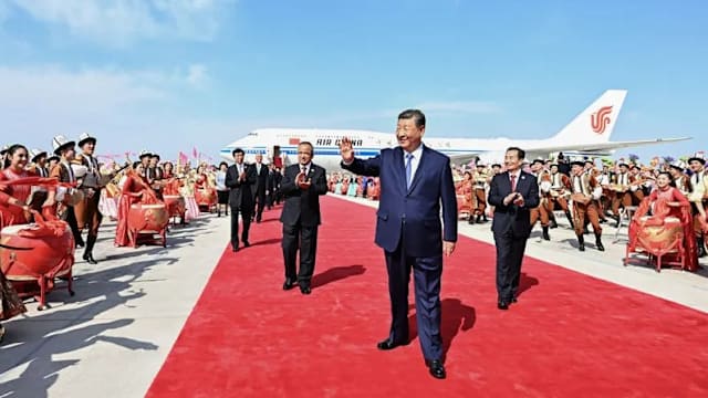 习近平罕见视察新疆 出席自治区70周年庆