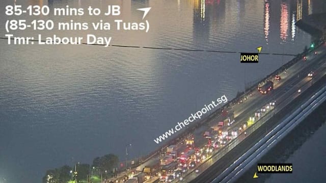 劳动节长周末开始 两关卡狂塞 大士赴柔需逾三小时