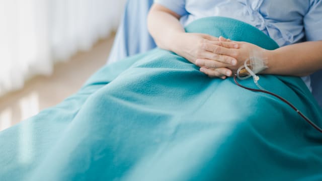 不是中年发福！中国50岁妇女陪弟弟看病 意外查出脑部长瘤