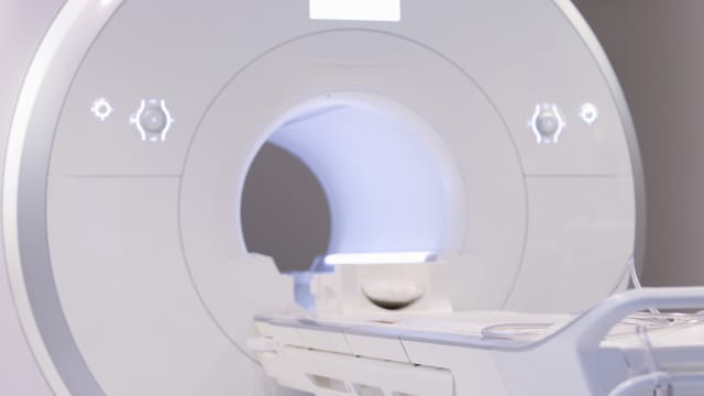 美国女子接受MRI扫描  身上藏枪触发走火射伤自己
