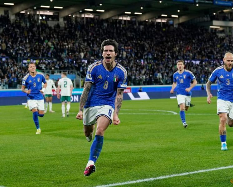 Italy beat Northern Ireland 2-0 to close in on World Cup spot