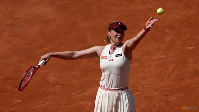 Style and steel as Osaka tames Vekic to reach Paris third round