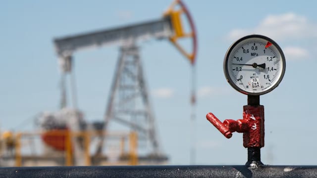 中东冲突升级致油价大涨6% 升破每桶100美元