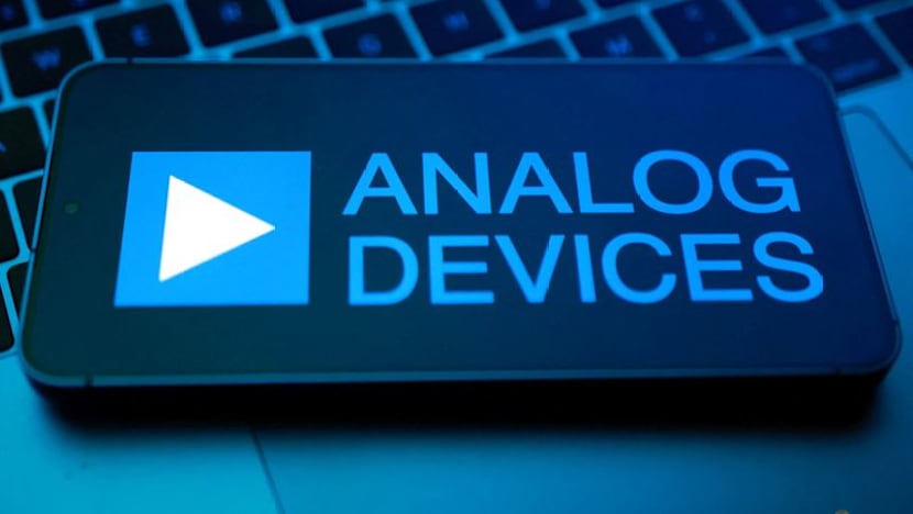 Analog Devices' quarterly forecast tops estimates on AI-fueled chip demand