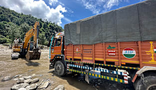 Jalur ke Puncak - Mengemudi Truk di Zona Bencana