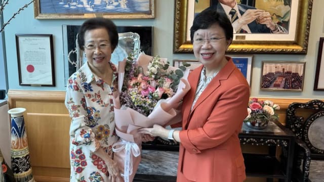 连瀛洲妻子向新大捐300万元 资助交换生