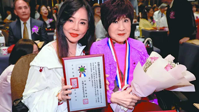 叶青坐轮椅上台领奖，狄莺全程暖心陪伴