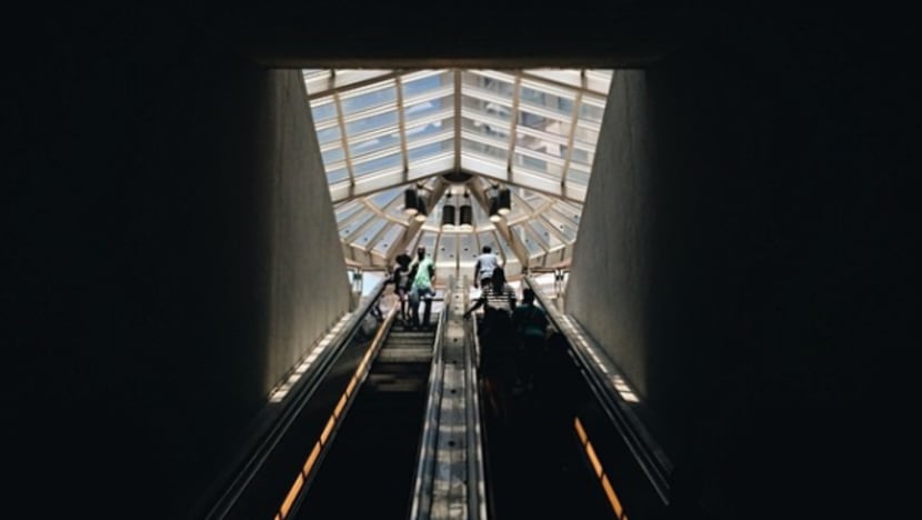 Lelaki berkerusi roda terjatuh dari tangga bergerak stesen kereta api