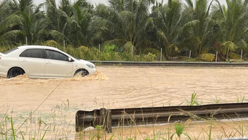     'வெள்ளம் புதிதல்ல' என்று கூறும் ஜொகூர்வாசிகள்....மீட்புப்பணிக்குத் தயார்நிலையில் காவல்துறை