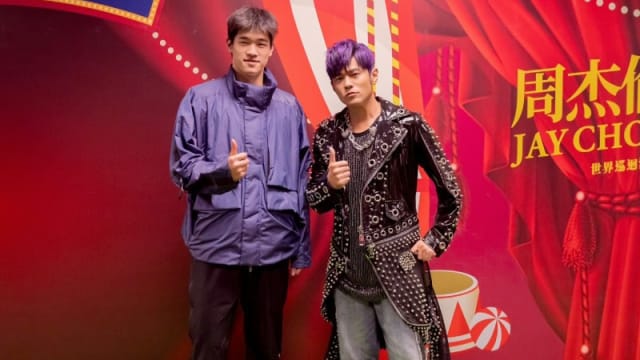 奥运金牌选手潘展乐晒合照　周杰伦被怀疑是蜡像