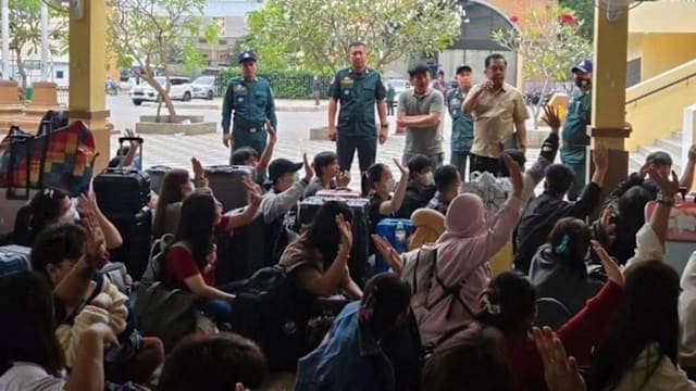 成千上万名泰国人滞留边境 回国安排无限期推迟